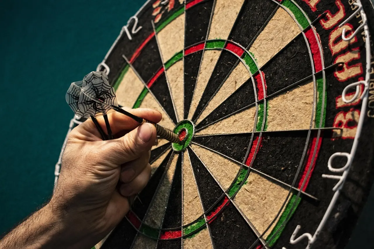 Hånd der tager pile ud af bullseye