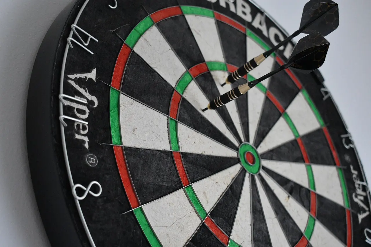 Dartbræt med to pile tæt på bullseye
